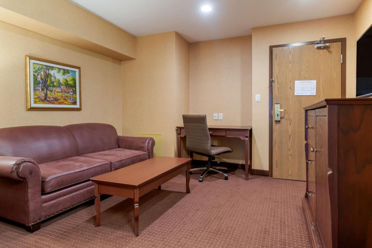 Best Western Plus Fredericton Hotel & Suites Exterior foto